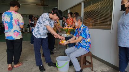 กิจกรรมทำบุญบริษัทประจำปี 2566 / กิจกรรมวันสงกรานต์ รดน้ำผู้บริหาร
