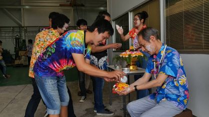 กิจกรรมทำบุญบริษัทประจำปี 2566 / กิจกรรมวันสงกรานต์ รดน้ำผู้บริหาร