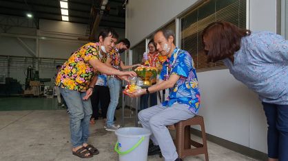กิจกรรมทำบุญบริษัทประจำปี 2566 / กิจกรรมวันสงกรานต์ รดน้ำผู้บริหาร